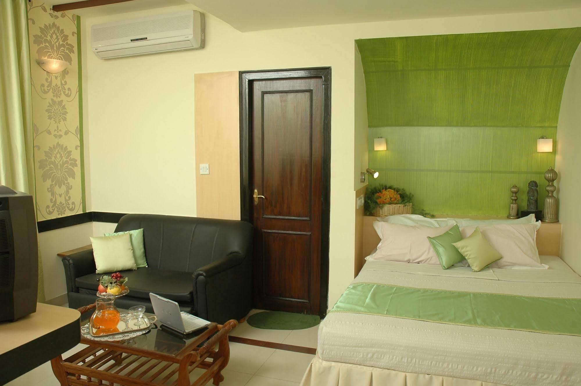 Istay Hotels Infantry Road Bangalore Esterno foto